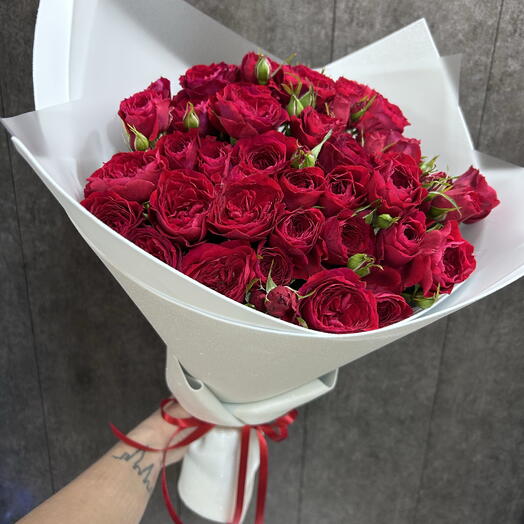 Букет из Красных кустовых роз