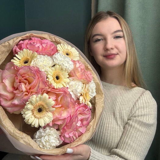 Нежный букет с французской розой, герберой и диантусами  607