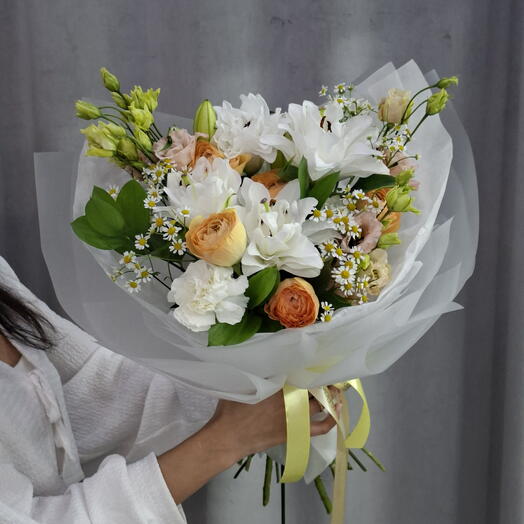 Букет с лилией пионовидной, ранункулюсом и танацетумом