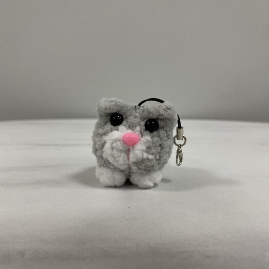Вязаная игрушка Кот горошек брелок (серый)