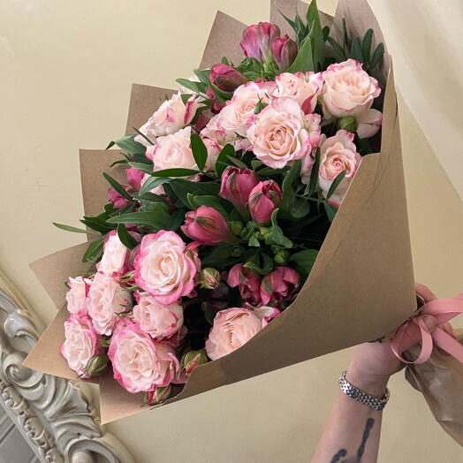 Букет из кустовых роз и альстромерии 🌺