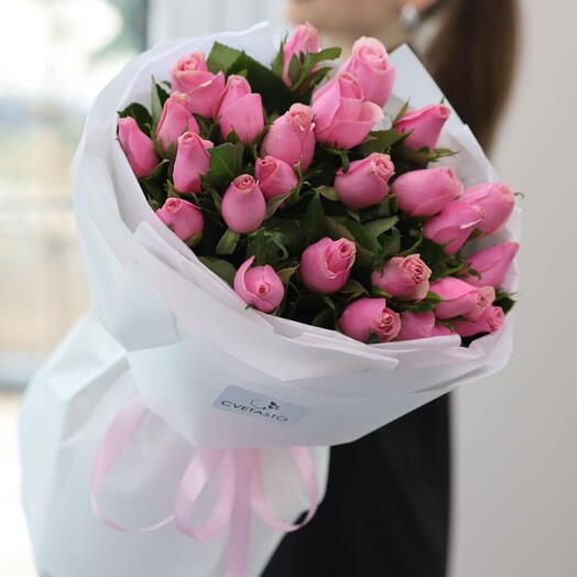 25 розовых роз в оформлении