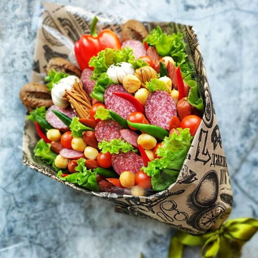 Колбасный букет с листьями салата "Праздник вкуса"