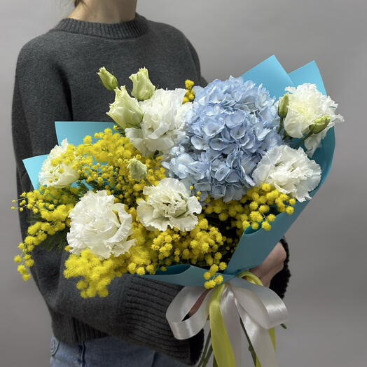 Авторский букет с голубой гортензией и ароматной мимозой на 8 марта