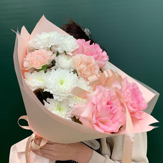 Ramo con rosas giradas y Dianthus