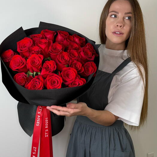 Классический букет красных роз - 25 стеблей Мини-гвоздики