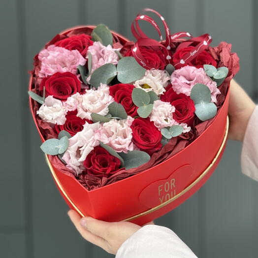 Сердце Люблю из красные розы, эустомы и эвкалипта