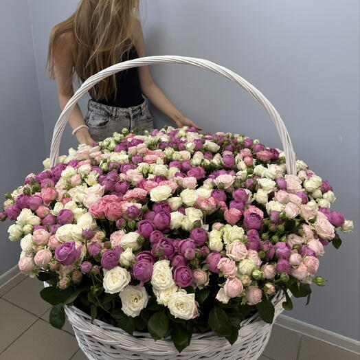 Wow корзина из 101 кустовой розы для любимой девушки на 8 марта 🌷