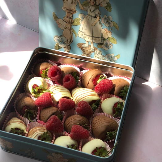 Клубника в шоколаде с малиной