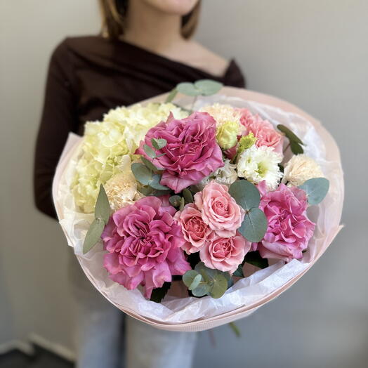 Воздушный букет с французкими розами кантри блюз, гортензией и кустовыми розами