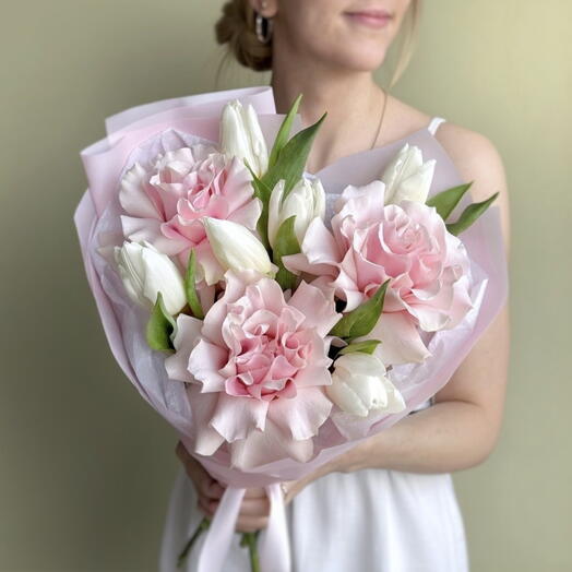 Нежный букет розовые французские розы и белые тюльпаны