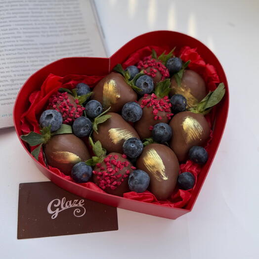 Сердце из клубники в шоколаде LOVE  Хs