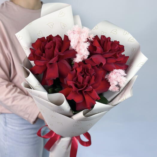 Яркий букет из бордовых французских роз и розового аспарагуса в матовой упаковке