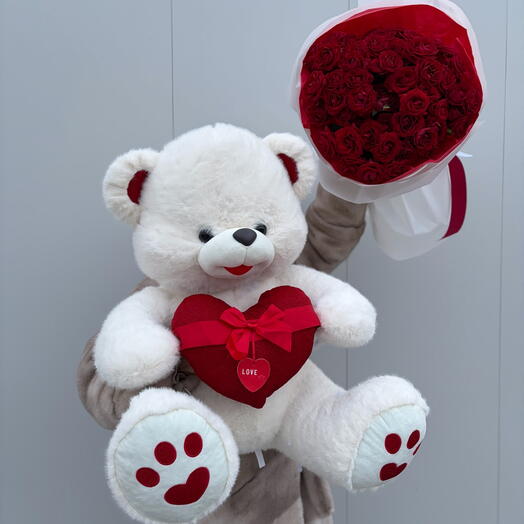 Большой медведь с сердцем и букет красных кустовых роз🌹