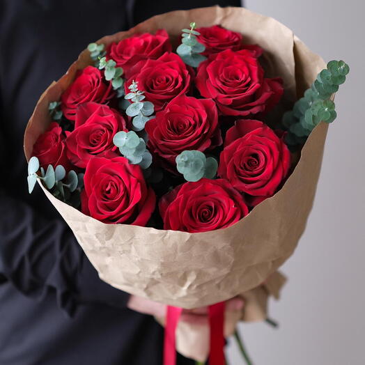 Букет из 15 красных роз Эксплорер с веточками эвкалипт