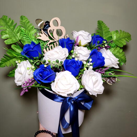 Композиция из 17 крупных мыльных роз