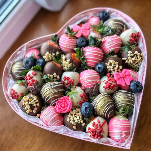 Сердце с клубникой 25 см