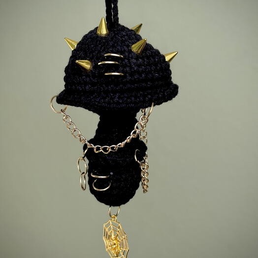 Брелок черный гриб с шипами. Сделан из полухлопковой пряжи и металлической фурнитуры. Эксклюзивный и оригинальный подарок