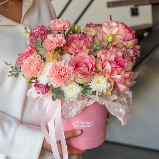 Композиция в шляпной коробке с розовыми розами Pink Cup M