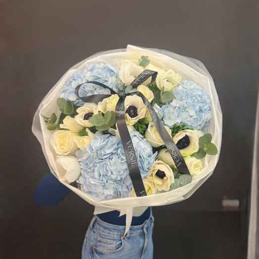 Букет из гортензии роз  в оформлении