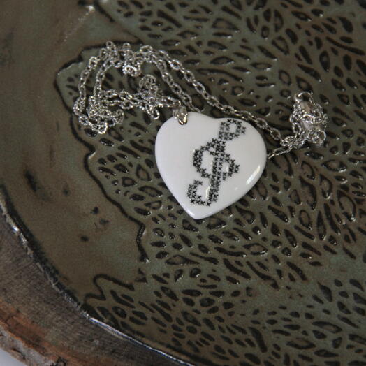 Подвеска фарфоровая "Сердце музыки"