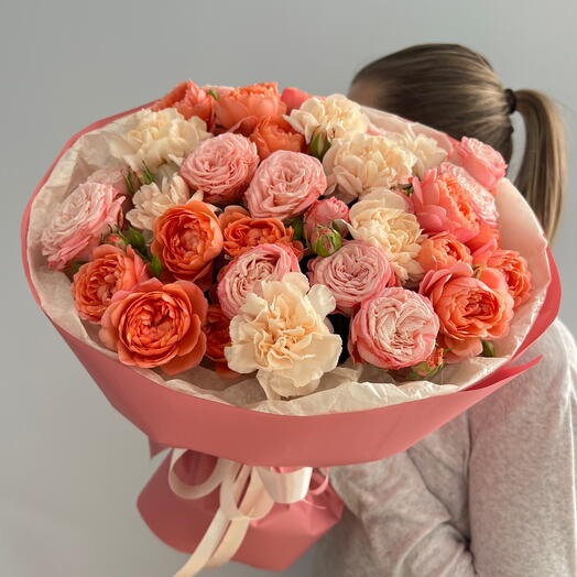 Букет из кустовой пионовидной розы и диантуса