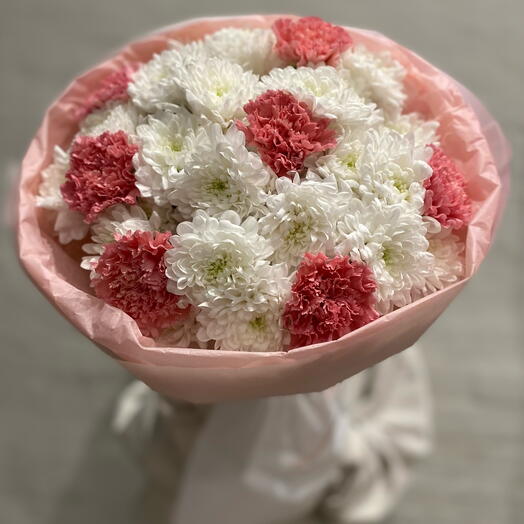 Букет из хризантем и диантусов