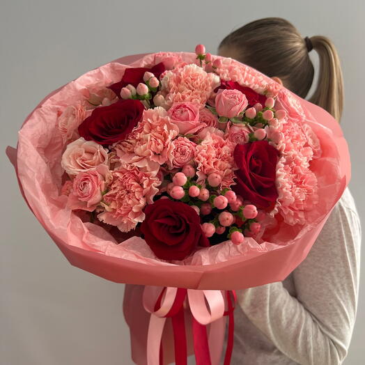 Большой пышный букет из розы, розы кустовой пионовидной, диантуса и гиперикума