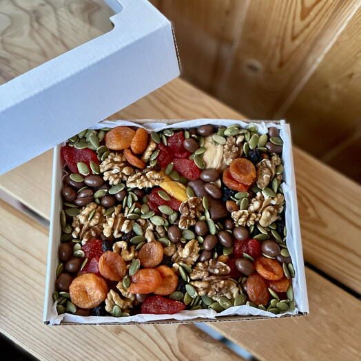 Коробочка с орехами сухофруктами Наслаждение