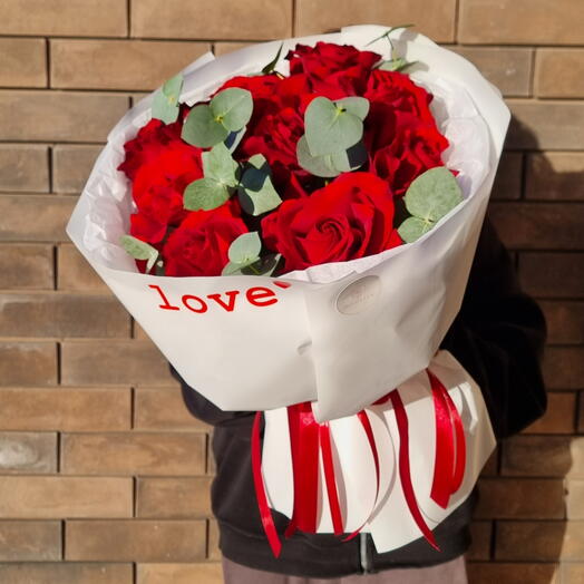 Букет "Love" из французских роз с эвкалиптом