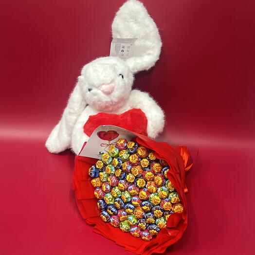 Плюшевая зайка с сердцем и сладким букетом