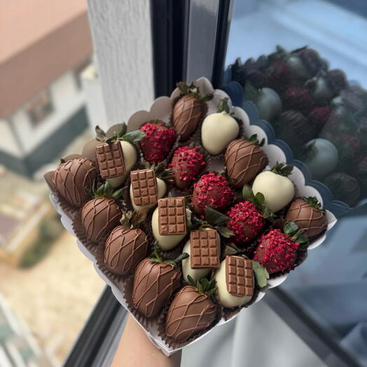 Клубника в молочном и белом шоколаде 20шт