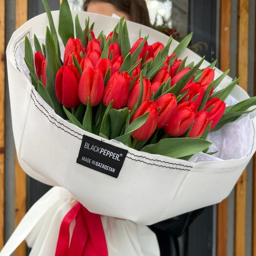 RED LIPSTICK ON WHITE SHIRT / ТЮЛЬПАНЫ 51