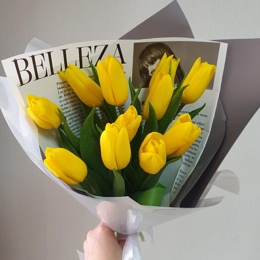 11 желтыж тюльпанов в оформлении  к 8 марта
