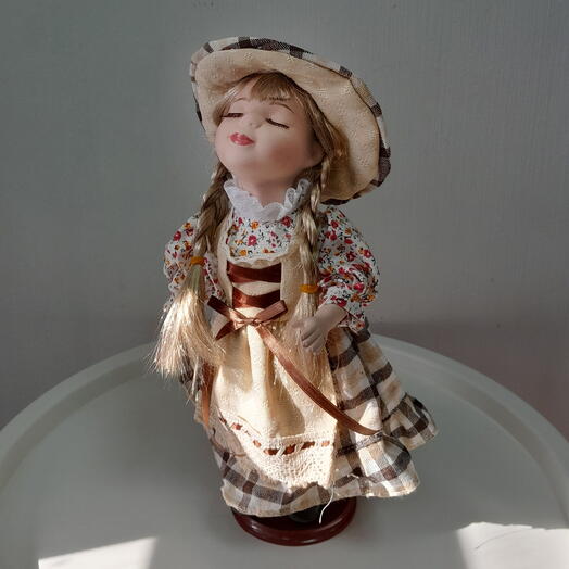 Кукла интерьерная "Девочка в шляпе"