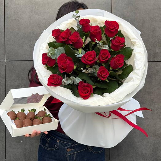 Сет клубника и красные розы