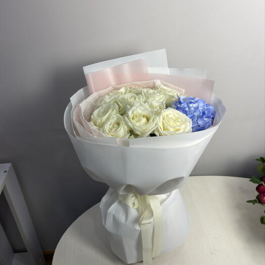 Гортензия с розами