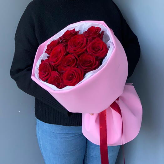 Bouquet of scarlet roses