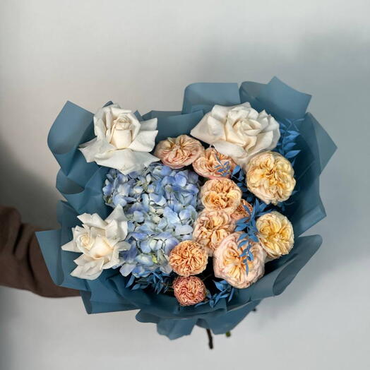 Blue and beije flowers