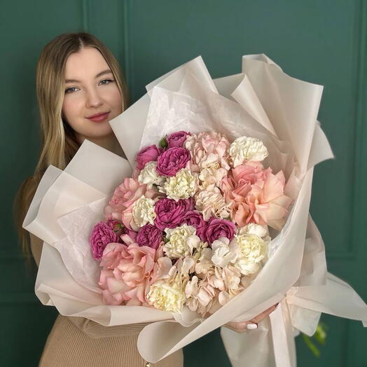Нежный букет с гортензиями и розами 073