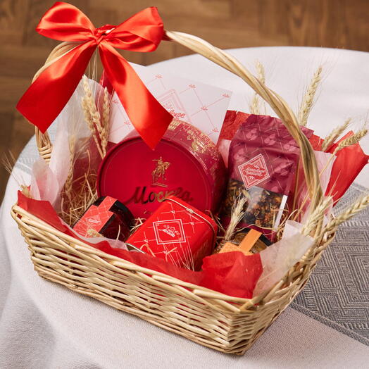 Малая подарочная чайная корзина "Московское чаепитие" с чаем, шоколадными конфетами, вареньем и медом