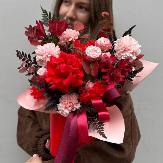 Цветы в коробке «Браво» (французская роза, кустовая Роза, диантусы, альстромерия, зелень и сухоцветы)