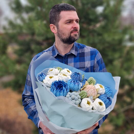 Мужской букет из хризантем, ранункулюсов и протеи