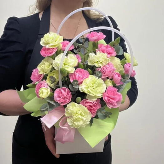 Стильная композиция из кустового диантуса и эвкалипта