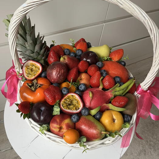 Фруктовая корзина с экзотическими и сезонными фруктами