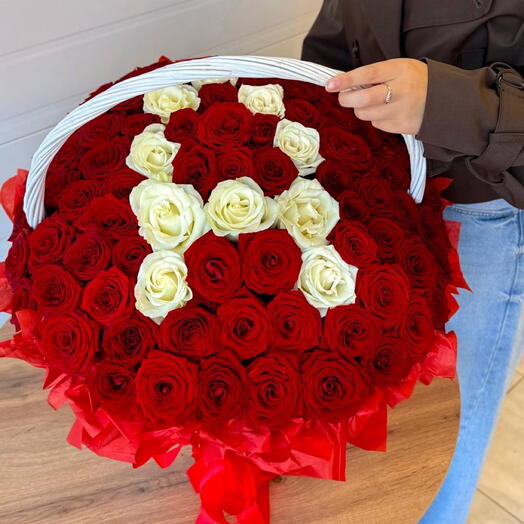 Корзина из 101 розы с первой буквой имени