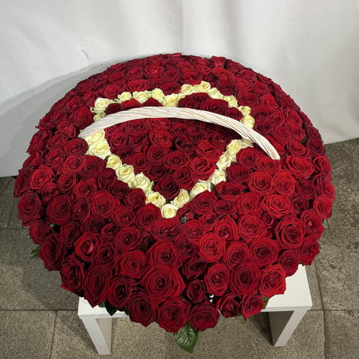 Корзина из роз «сердце»