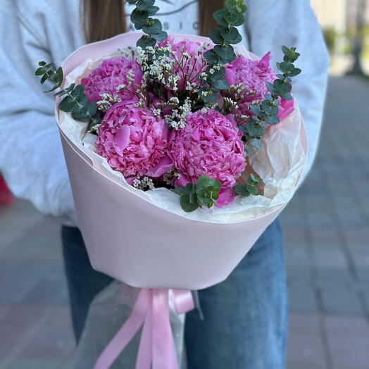 Пионы розовые с эвкалиптом