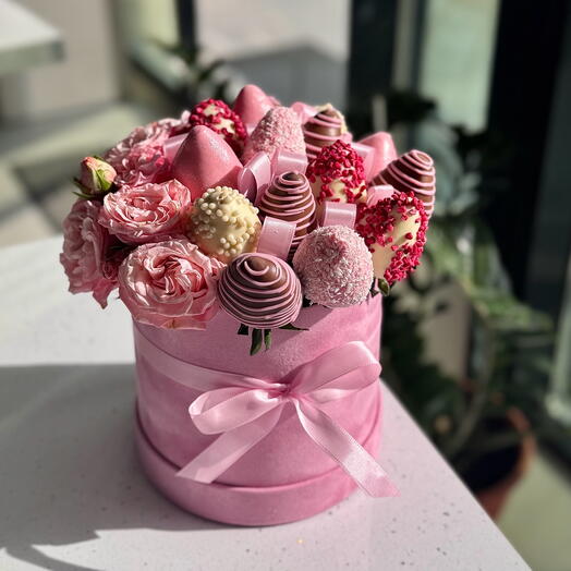Клубника в шоколаде в шляпной коробке