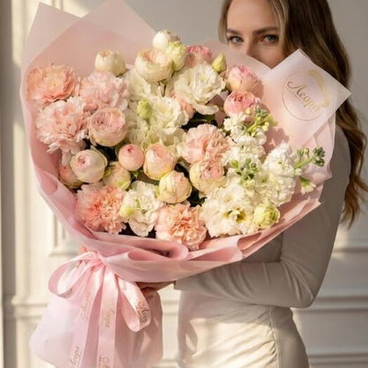 Букет из пионовидных кустовых роз. Авторский букет 699. Leoraflowers